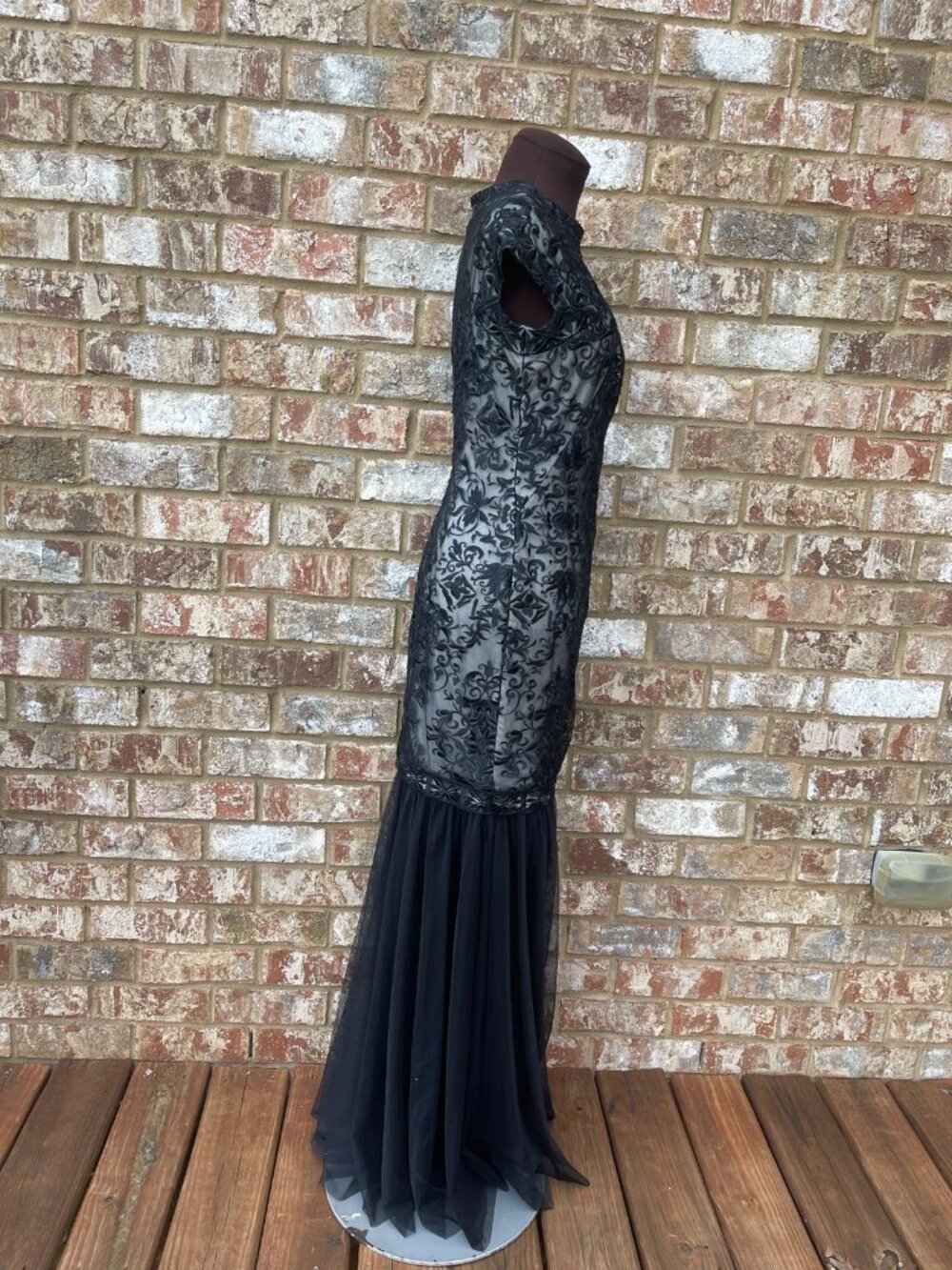 Tadashi Shoji Convertible Embroidered Tulle Cap Sleeve Gown in black/ivory sz. 2 - Picture 10 of 10